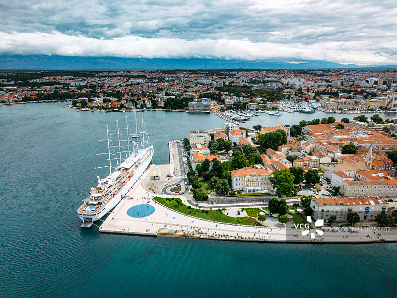 扎达尔老城区滨水长廊的航拍图片素材