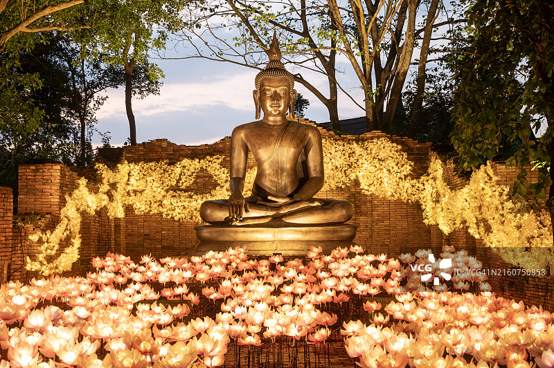 灯光装饰下的坐佛雕像之美图片素材