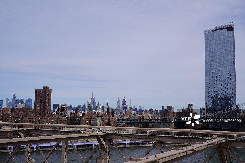 美国纽约曼哈顿广场塔楼和城市天际线图片素材