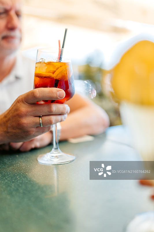 中年男人在酒吧喝阿玛罗鸡尾酒图片素材