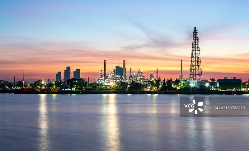 炼油厂、石油和天然气石化工业区鸟瞰，夜间炼油厂储油罐和管道，生态系统和健康环境概念图片素材