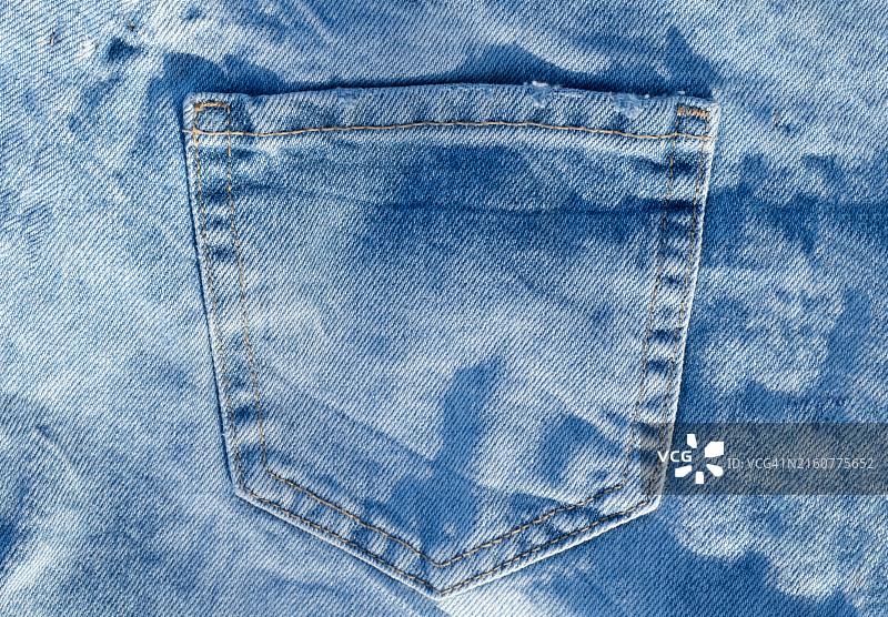 蓝色牛仔裤上的布贴后袋图片素材