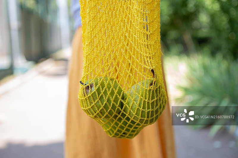 明黄色网兜里的梨特写摄影图片素材