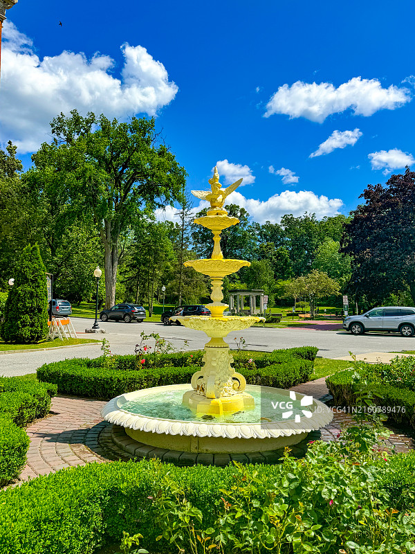 萨拉托加温泉国会公园喷泉周围的茂盛树叶图片素材