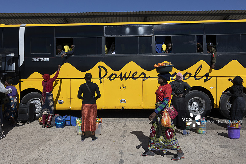 在赞比亚前往利文斯顿的路上，妇女们向巴士乘客出售商品图片素材