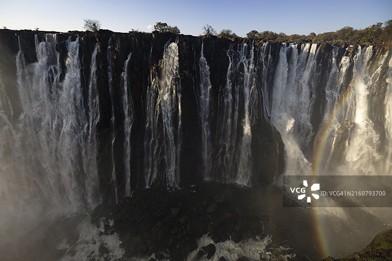 赞比亚维多利亚瀑布上的彩虹图片素材