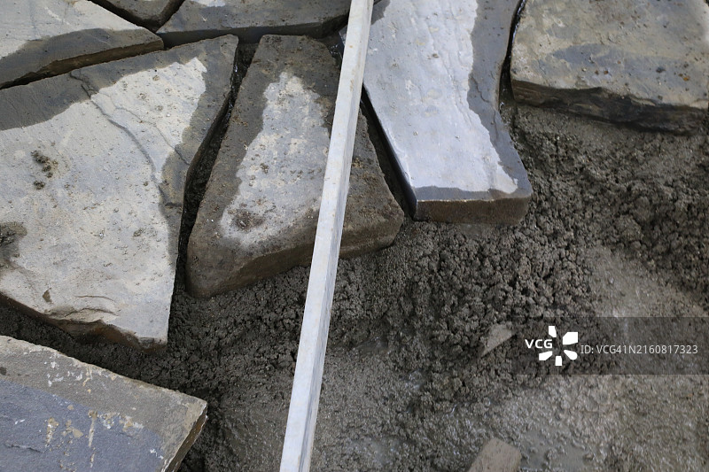 用天然岩石和砂浆建造的庭院图片素材