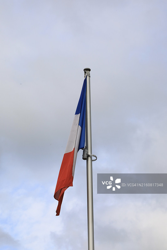 室外旗杆上的法国国旗图片素材