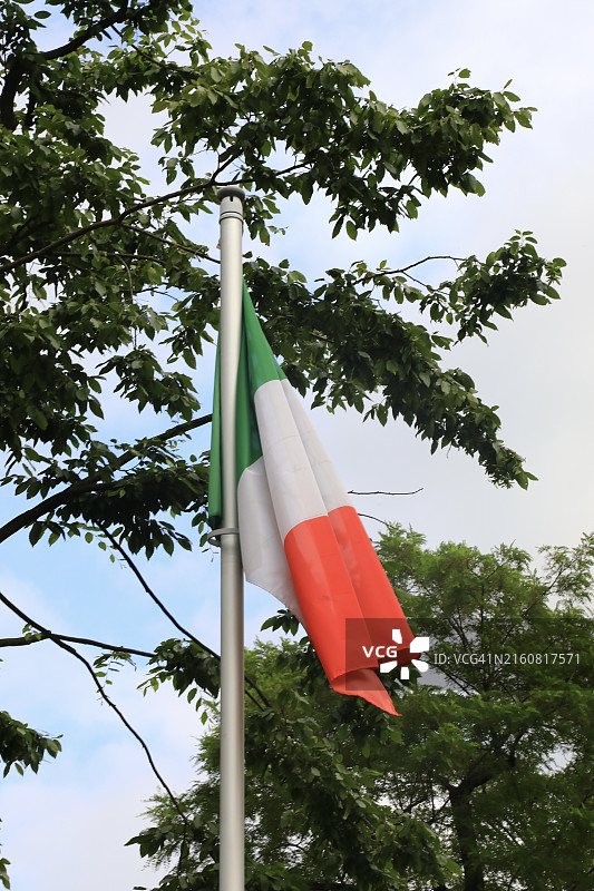 户外展示的爱尔兰国旗图片素材