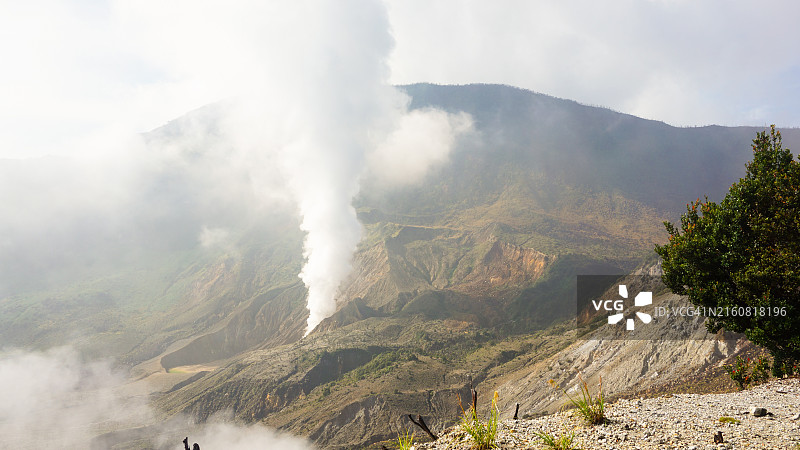 活火山山脊与活跃的火山口图片素材