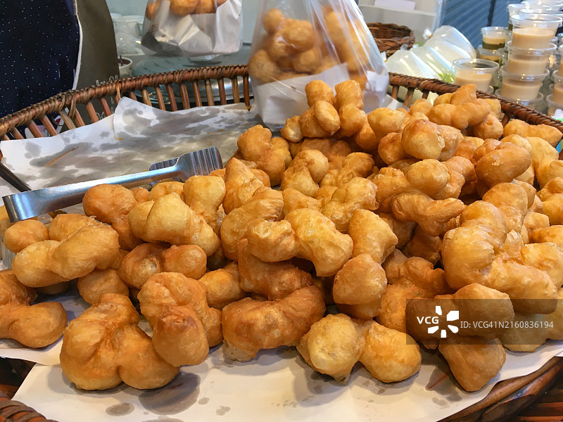街头小吃市场的泰式油条图片素材