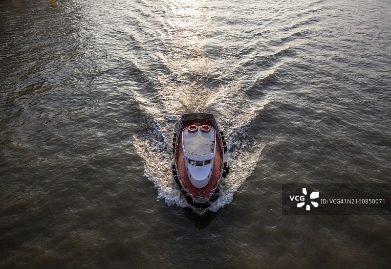 泰晤士河拖船尾迹图片素材