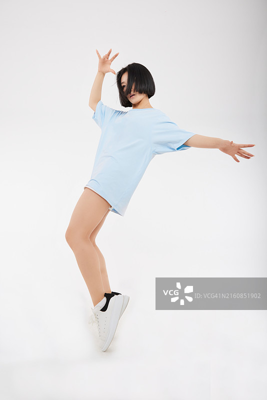 身穿五颜六色衣服的街舞女人图片素材