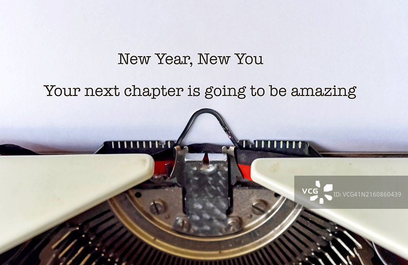 高角度拍摄：打字机，上面写着“新年，新的你。你的下一篇章将会很精彩”图片素材
