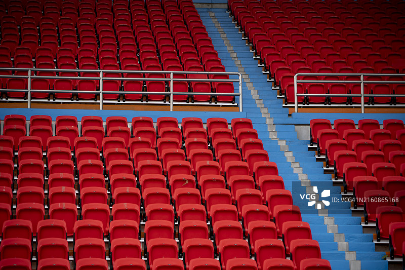 球场边观看足球的椅子图片素材