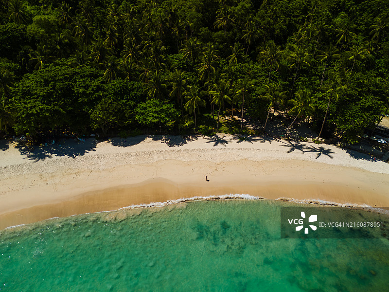 安达曼海清澈的翠绿色海滩鸟瞰图，周围环绕着许多游客梦寐以求的椰子树。图片素材