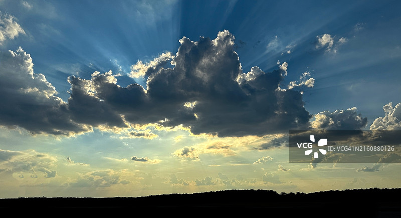 穿透云层的光芒图片素材