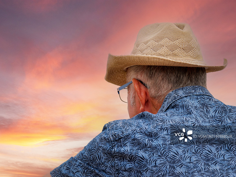 老年男性在安达卢西亚度假时，眺望格拉纳达天际线日落的背影图片素材