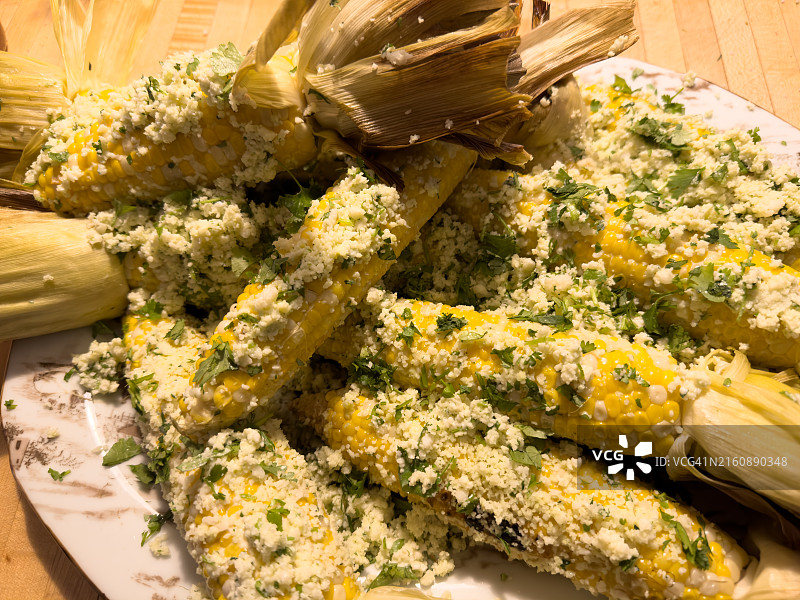 烤架上烹饪的墨西哥街头玉米，配有馅料图片素材