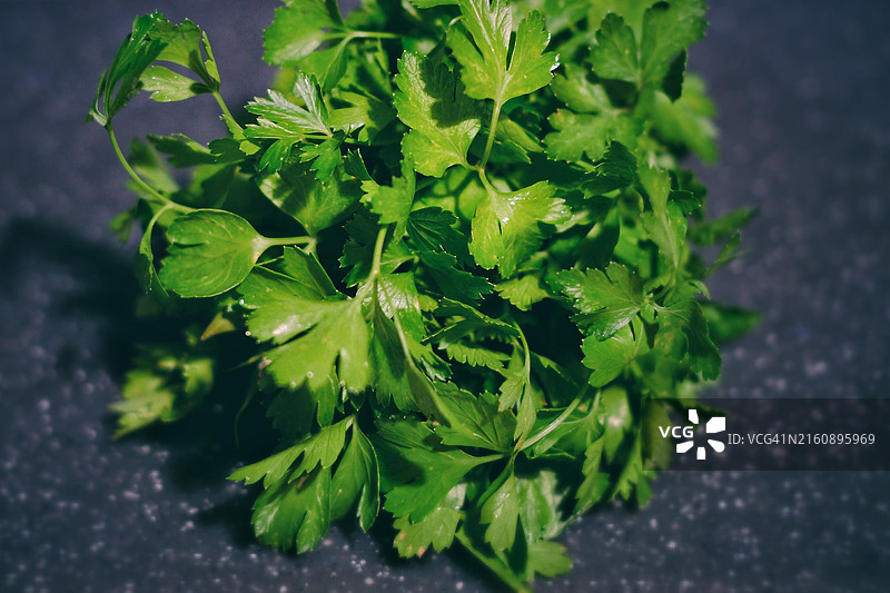 深色砧板上的欧芹特写图片素材