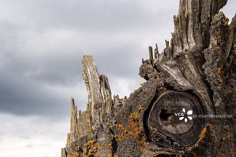 天空背景下的岩石低角度景观图片素材