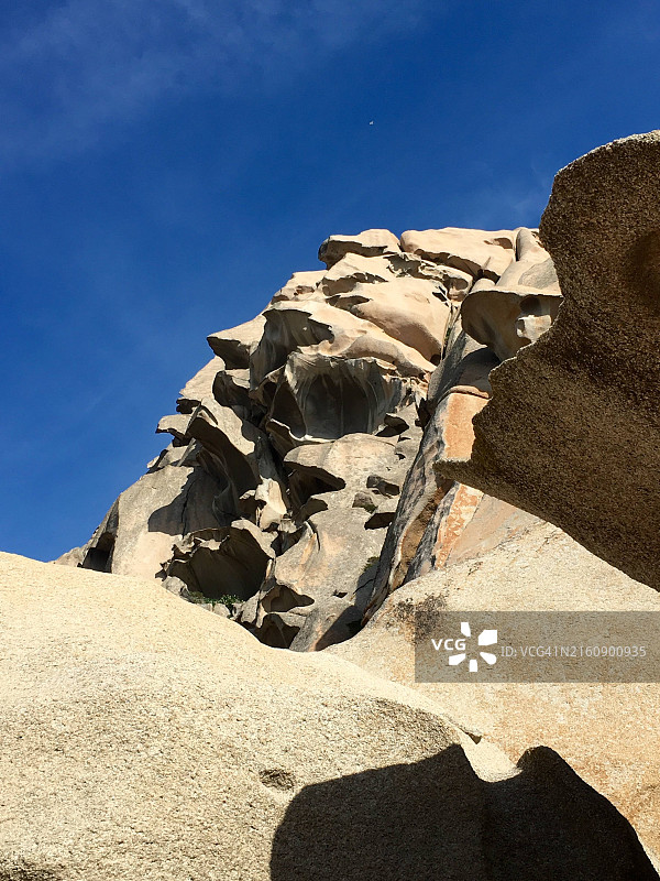 意大利蓝天下的岩石低角度景观图片素材