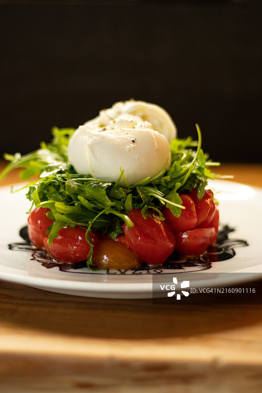 餐桌上盘子里食物的特写图片素材