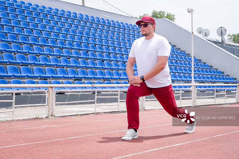 站在跑道上的年轻男人图片素材