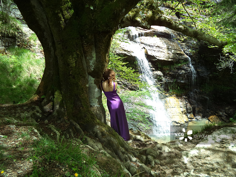 站在瀑布前的女人图片素材