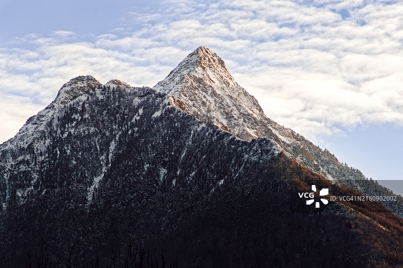 山对天空的低角度视图图片素材