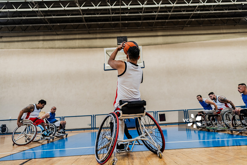 轮椅篮球队员在运动场比赛中罚球图片素材