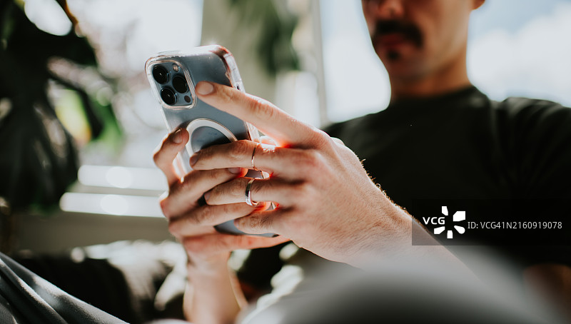 男子使用智能手机特写图片素材