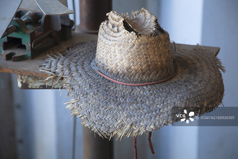 农民磨损的草帽特写图片素材