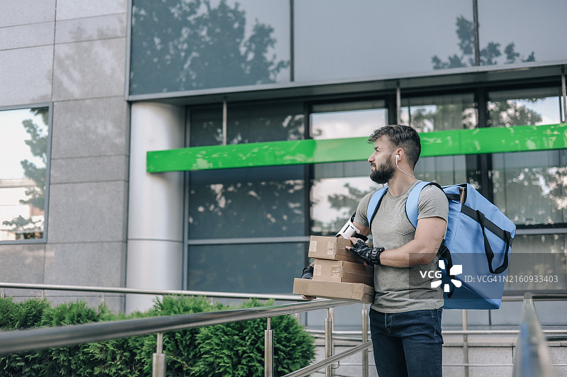 下午运送包裹的送货员图片素材