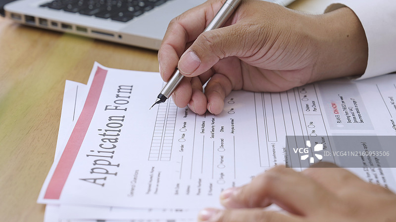 在桌子上填写申请表图片素材