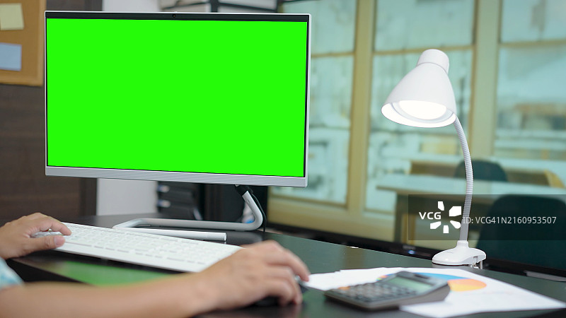 使用带绿屏电脑的人图片素材