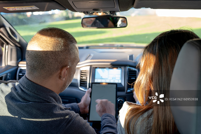 驾驶教练在平板电脑上展示测试结果图片素材