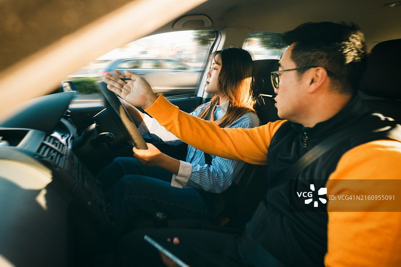 驾驶指导：女人在试驾，学习驾驶图片素材