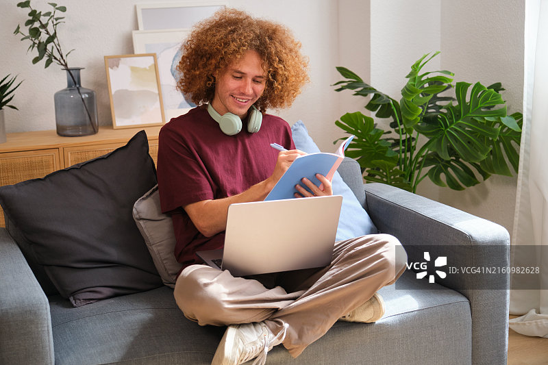 在家上网课做笔记的年轻男人图片素材