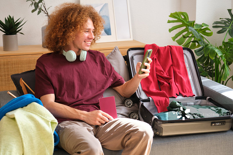 快乐游客准备旅行度假图片素材