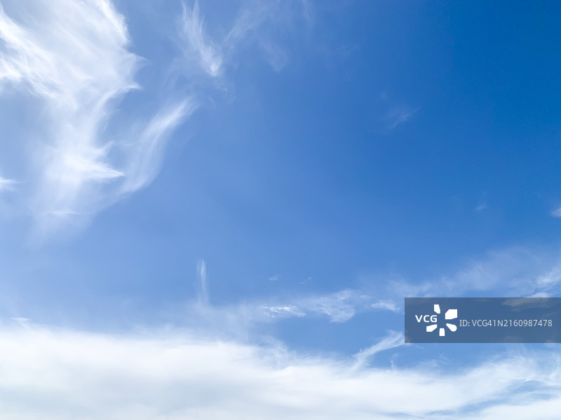 多云天空下的风景图片素材