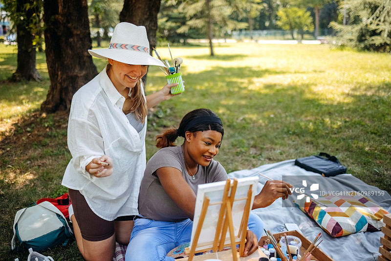 年轻女艺术家在城市公园创作绘画图片素材