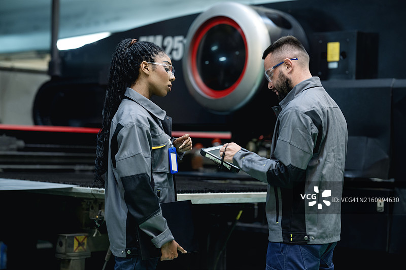 通过减少浪费、提高吞吐量和产品质量以及制造中的控制计划来提高效率和成本图片素材