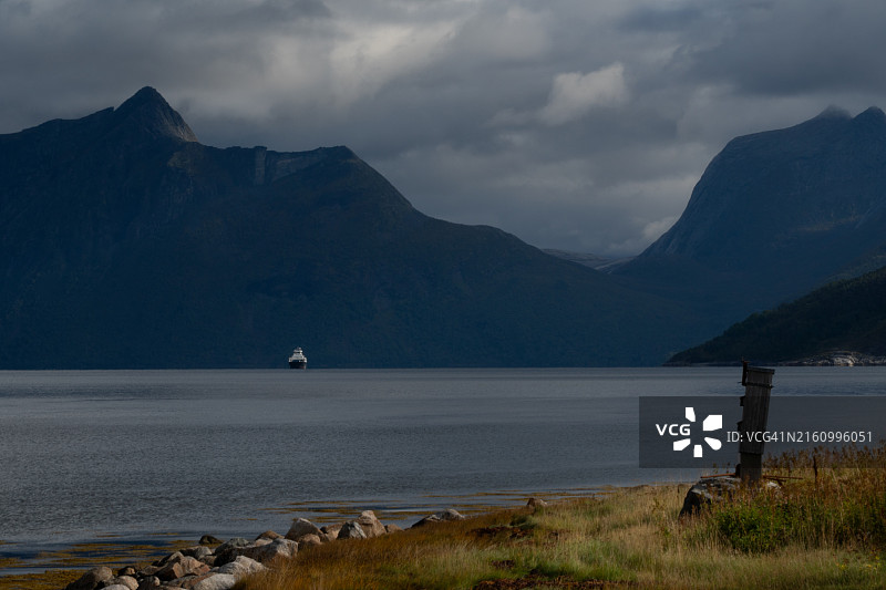 挪威狂野海岸前的渡轮图片素材