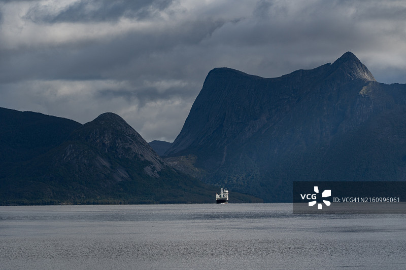 挪威狂野海岸前的渡轮图片素材