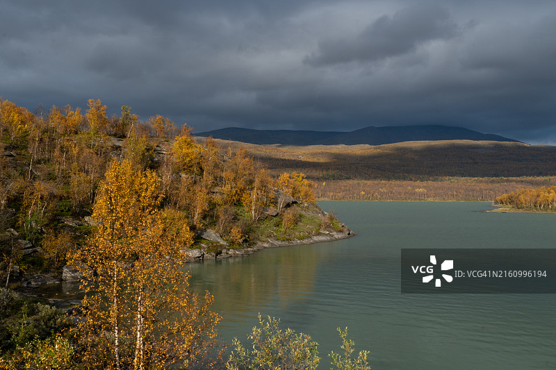 挪威萨尔特费莱特-斯瓦蒂森国家公园的秋色图片素材