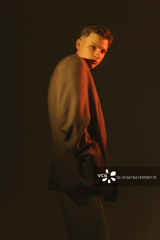 工作室里的男人，肖像图片素材