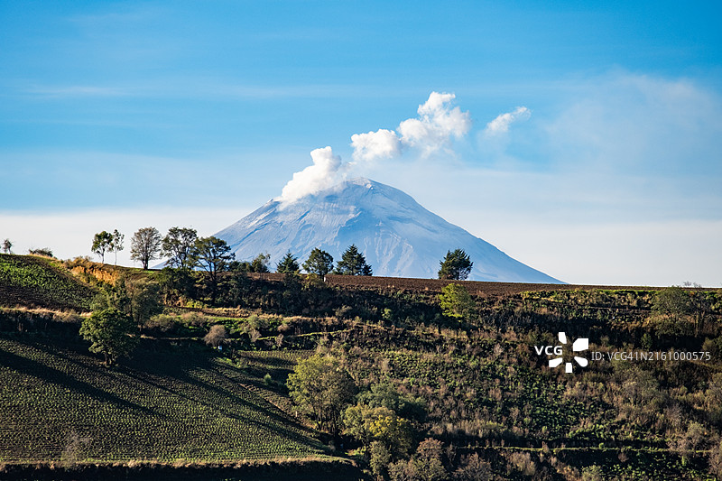 墨西哥波波卡特佩特火山大型烟柱图片素材