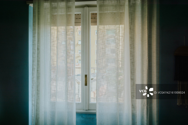 带窗帘的窗户图片素材