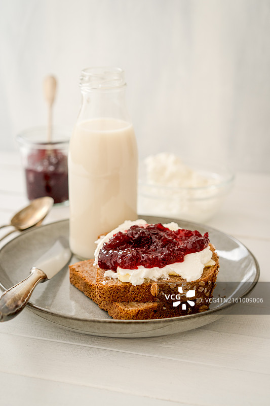 全麦面包配凝乳和果酱图片素材